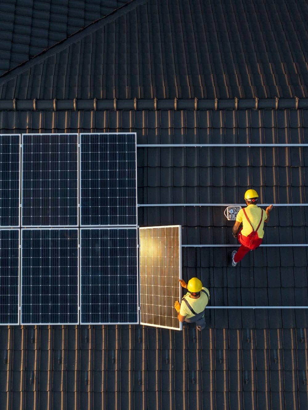 Installation von Solarpanelen auf einem Dach